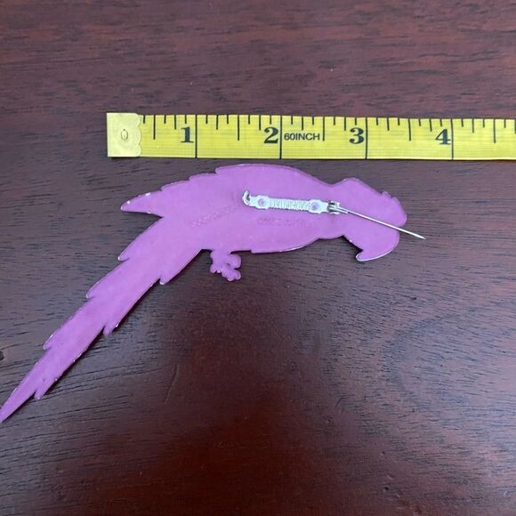Italian Pink Parrot Brooch – Vintage Glamour with Gemstone Eye - Picture 5 of 6